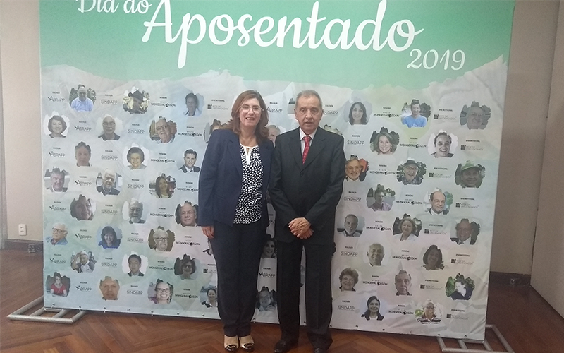 Participante do Economus recebe homenagem em comemoração ao Dia do Aposentado